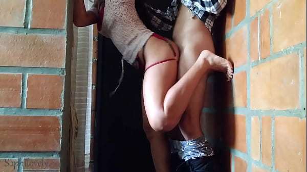 Hermanastra sexy con lenceria es follada en el pasillo. Video real casero