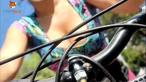 Enseno mis tetas en paseo de bicicleta y dejo ver mi tanga sentada afuera del super