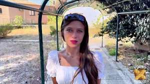 Lola, belle fille au visage d’ange, veut de la bite