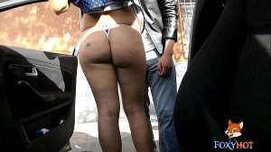 Entregando tangas a fans y dejando que me la quiten y se lleven mi aroma fresco