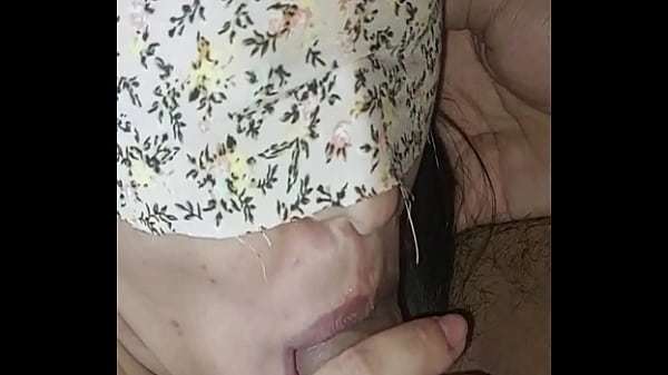 El me quiso grabar, pero yo no quiero que me descubran mamandole la polla a mi vecino