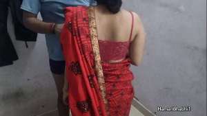 Indian desi wife ki saree utha ke peeche se chudai.