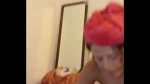 La niñera se estaba bañando cuando me la empezó a chupar