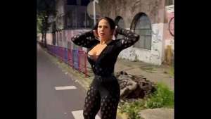 Madura zorra le gusta mostrar en la calle