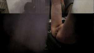 Russin wird mit einem Stromdildo penetriert