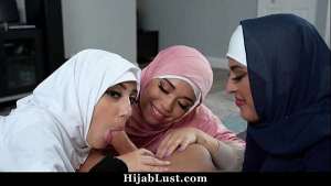 Three Hijab Girls, Sophia Leone, Violet Gems and Willow Ryder Share One Boyfriend and His Big Dick – Hijablust