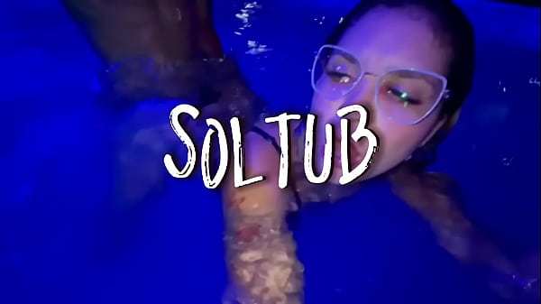 ATRIS PORNÔ É EXPULSA DE TABACARIA APÓS GRAVAR VÍDEO TRANSNADO NA PICINA