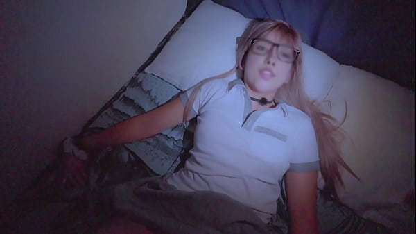 Colegiala en Video CASERO!! Flojita y Cooperando!! Estudiante Recibe verga en su HABITACIÓN! POV