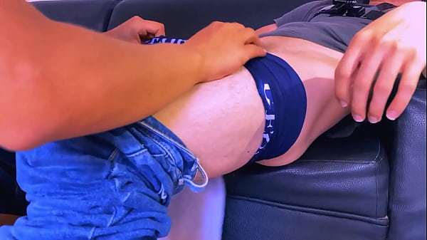 La colegiala que solía cuidar  vino a visitarme a mi apartamento para recordar viejos tiempos, pero terminamos creando nuevos recuerdos.