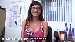 MIA KHALIFA – Belle nana arabe parle de son histoire d’origine porno (et suce des bites)