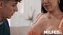 MILF Tetona Hambrienta de Polla Joven y Caliente