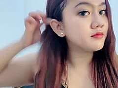 Molliges Asiagirl zeigt sich vor der Webcam