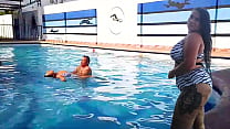Convencí a una gordita ama de casa a que se dejara follar en la piscina pública, esta zorra tetona me deja meterle la polla en la piscina