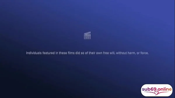 Mi hermanastra es una estrella porno y mi madrastra quiere follarme cuando mira sus vídeos