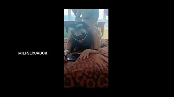 Mi hijastro me hace ver hentai mientras me parte el culo