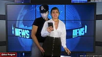 Reportera de noticias recibe cumshot en público