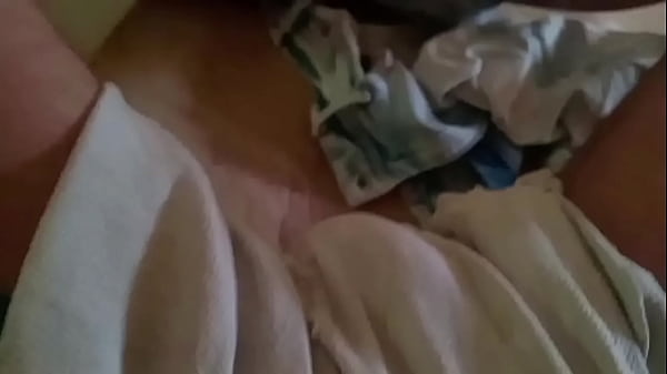 Una deliciosa meada con mi pañal y pantalón puesto y de paso deliciosa pajita y doble orgssmo