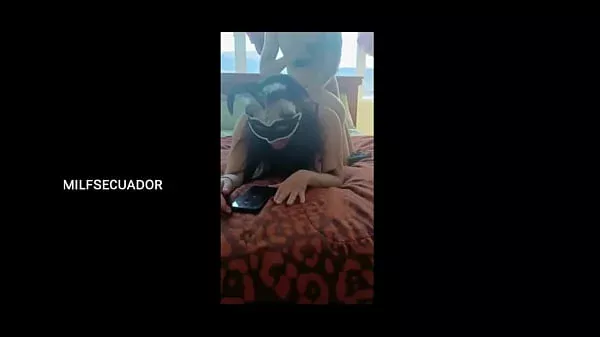 Mi hijastro me hace ver hentai mientras me parte el culo