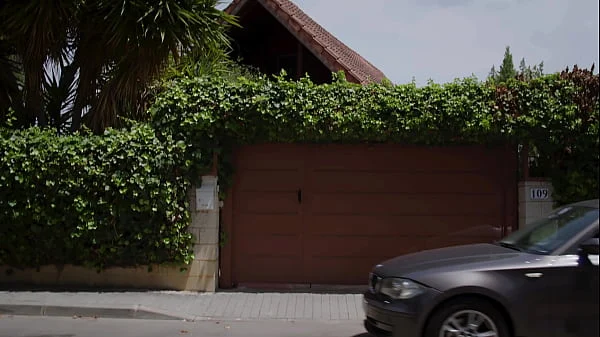 Agente inmobiliario se folla a su clienta rica asiática tetona- Yasmina Khan