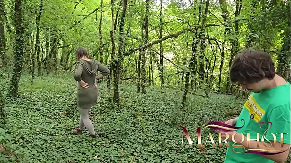 C’est l’Automne : Mon Amant Me Baise le Cul Hard Contre un Arbre en Forêt avec Gorge Profonde et Squirt