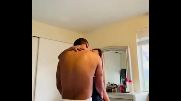 Chica caliente que está perfectamente bronceada y tonificada folla hasta tener múltiples orgasmos