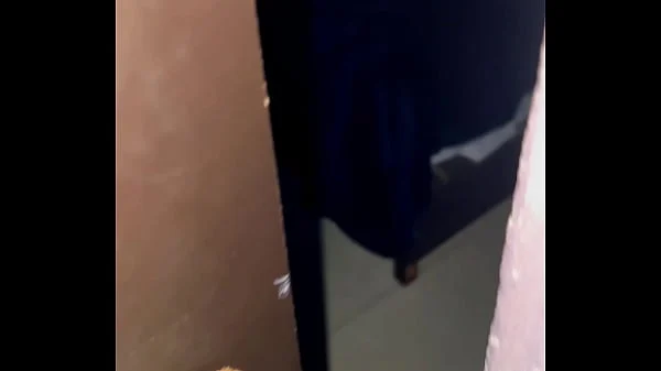 Colegiala caliente miraba porno mientras su hermanastro la espiaba por su puerta