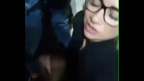 Estava caminhando pela praia de madrugada, encontrei dois machos, chupei os paus deles e tomei leitinho