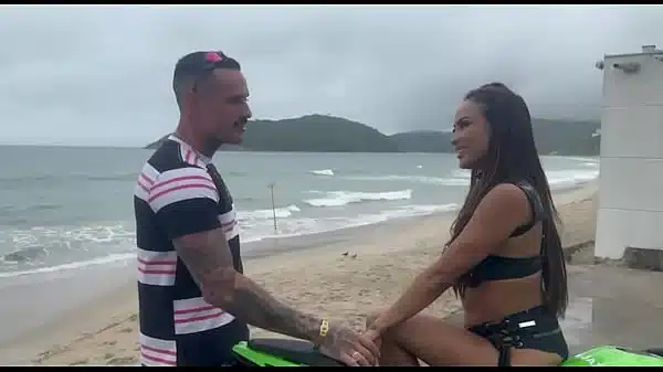 Estava perdida na praia e pedi uma carona.