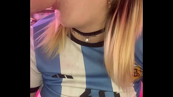 Gana la selección y yo lo festejo tocándome solita