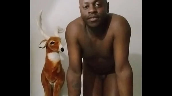 How to make my arms look bigger like the size of my legs for free while taking a selfie