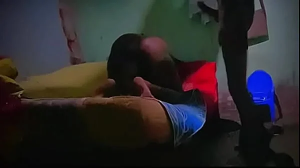 Je appeler un jeune garçon du cartier pour qu’il me baise durement