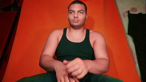 Masturbacion de exquisito pene grande de 18 Centimetros – Fondo de color Zanahoria – GuitarJob – Masturbacion con Guitarra