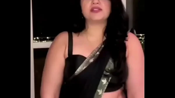 Poonam Bajwa navel