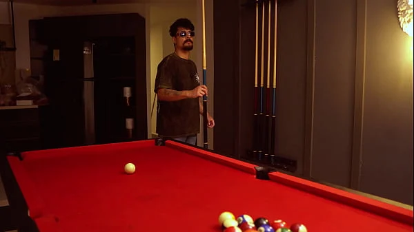 Un chico me invita a follar en su airbnb y cogemos sobre la mesa de pool