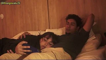 Viendo Netflix con mi hermanastra y no pude evitar apoyar mi pene en su boca (casi nos descubren)