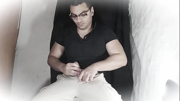 Caballero Sexy Numero Uno – Tocando, Frotando una Guitarra C-80 con el Pene – Masturbacion de pene de 18 Centimetros hasta Acabar