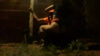 Vendedora de café venezolana culea en un callejón por unos dólares