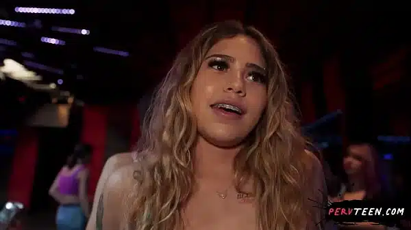 Camarera Latina Me La Chupa Sigilosamente Debajo de la Barra – PervTeen