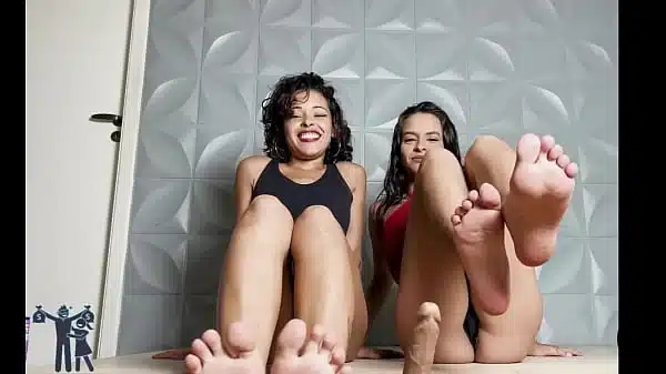 Deusas experientes mostrando a habilidade com os pés