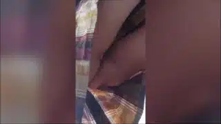 Encuentro a mi hijastra colegiala sola en casa lavando sus calzones, padrastro pervertido ,