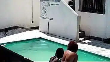 Flagrei minha vizinha fudendo com negão na piscina
