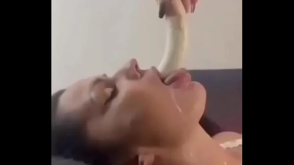 Gostosa chupando uma banana