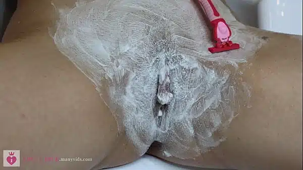 Hairy pussy shaving close up! Intimate haircut!