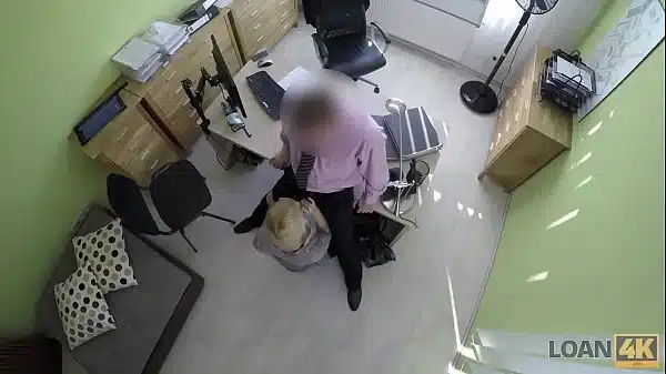 LOAN4K. La esbelta chica Katy Rose es taladrada por un inspector de préstamos incobrables