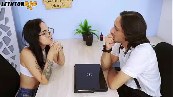 Me follo a la mujer de mi jefe en frente de mis compañeras de trabajo