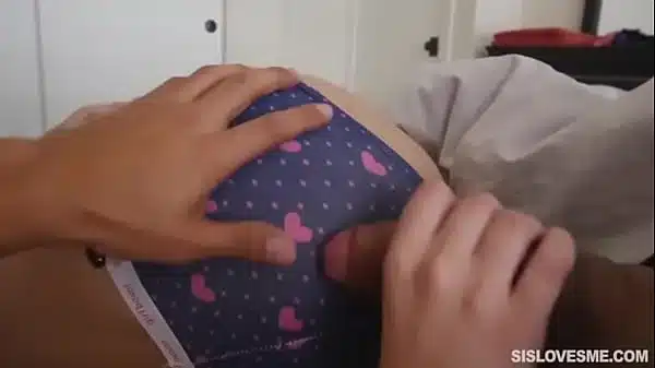 Mi hermanastra Megan le da miedo dormir sola y me pide si la puedo acompañar y acapara toda la cama con su culo sub español ver aquí : https://cuty.io/Oao2