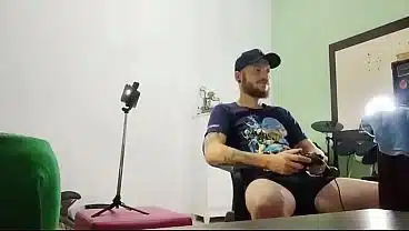 Minha amiga safada me mamou enquanto eu jogava vídeo game