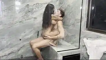 PILLAMOS A MIRON ESPIÁNDONOS FOLLANDO EN LA DUCHA- YASMINA KHAN