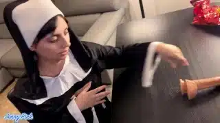 SESSO sul tavolo con SUORA TETTONA BLASFEMA sborrata sulla figa