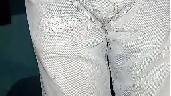 Pañal orinado con pantalones jeans y múltiples orgasmos